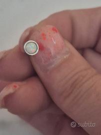 Orecchino a L in argento con opale bianco 4 mm