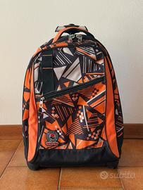 Zaino invicta 2 in 1, quasi muovo.