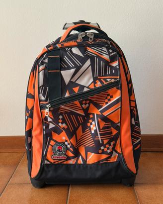 Zaino invicta 2 in 1, quasi muovo.