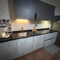 Cucina made in italy con marmo brillantinato.