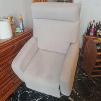 Poltrona elettrica reclinabile e con poggiapiedi