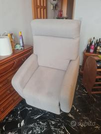 Poltrona elettrica reclinabile e con poggiapiedi