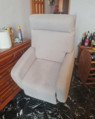 Poltrona elettrica reclinabile e con poggiapiedi