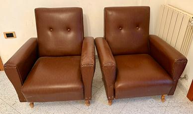 Coppia di poltrone vintage in similpelle marrone