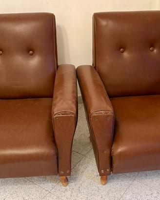 Coppia di poltrone vintage in similpelle marrone
