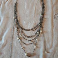 Collana lunga in metallo argentato e finte perle