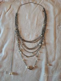 Collana lunga in metallo argentato e finte perle