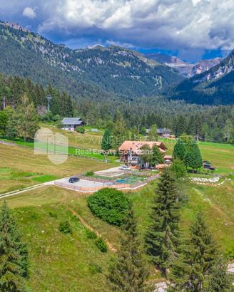 Prestigioso appartamento in Chalet