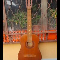 chitarra acustica con corde