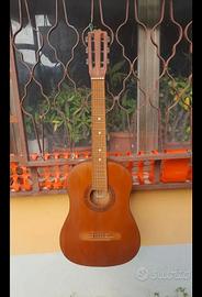 chitarra acustica con corde