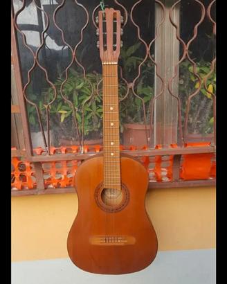 chitarra acustica con corde