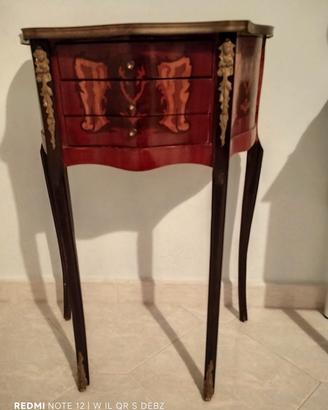 mobiletto in legno intarsiato