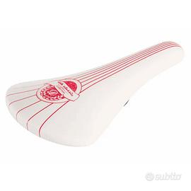 La sella della bici bianca