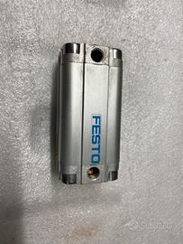 Cilindro penumatico FESTO