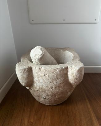 Antico mortaio in pietra con pestello