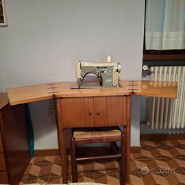 Macchina da cucire Necchi con mobile