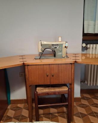 Macchina da cucire Necchi con mobile