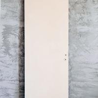 Porta in legno bianca, semplice con telaio/cornice