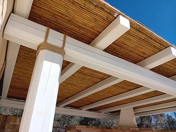 Pergolato con canne di bambù