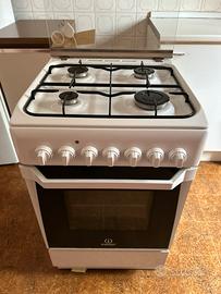 Cucina a gas Indesit 4 fuochi con forno elettrico