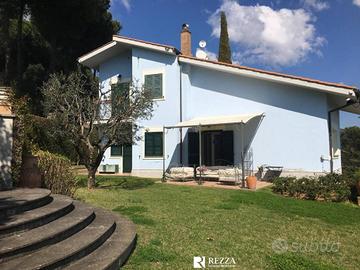 Villa di 320 m² con più di 5 locali e box auto a V
