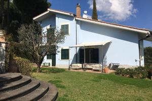 Villa di 320 m² con più di 5 locali e box auto a V