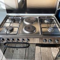 Cucina a gas con forno elettrico