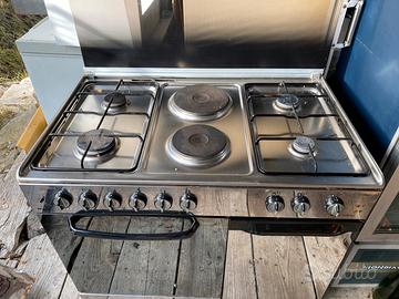 Cucina a gas con forno elettrico