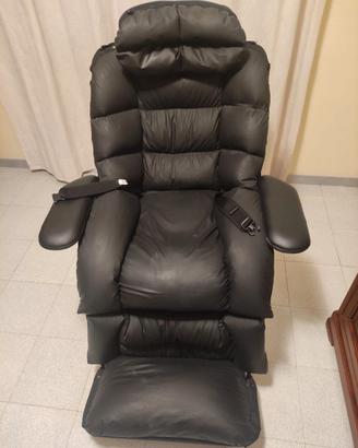 Sedia a rotelle imbottita per invalidi.