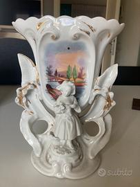 Vaso antico con statuina