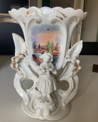 Vaso antico con statuina