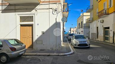 MONOLOCALE A MANFREDONIA