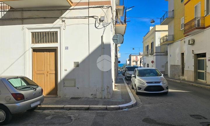 MONOLOCALE A MANFREDONIA