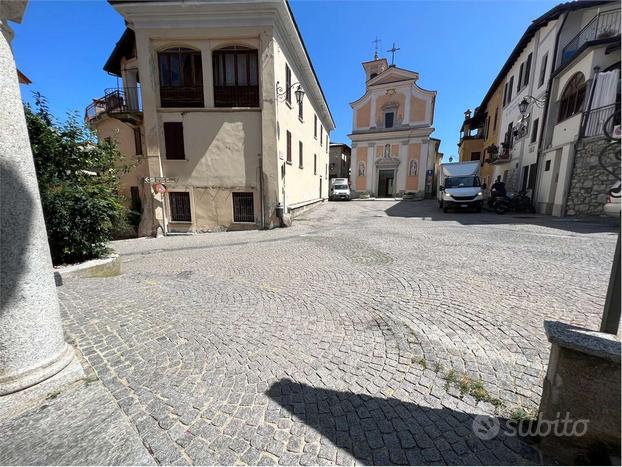 Porzione di corte in centro