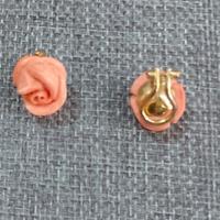 Orecchini in oro 18 kt con rose di Corallo.