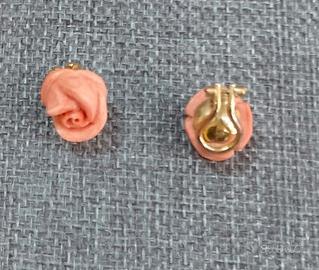 Orecchini in oro 18 kt con rose di Corallo.