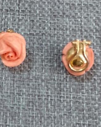 Orecchini in oro 18 kt con rose di Corallo.