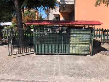 Recinto per cani con cuccia