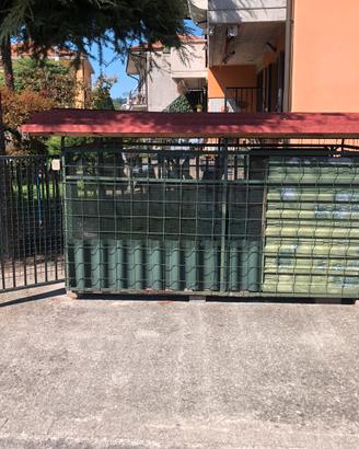 Recinto per cani con cuccia
