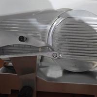 Affettatrice in Acciaio, diametro lama 25 cm.