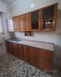 cucina lineare, cucina a gas, e un tavolo