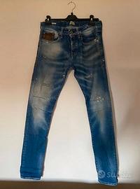 Jeans slim con trattamento stonewash