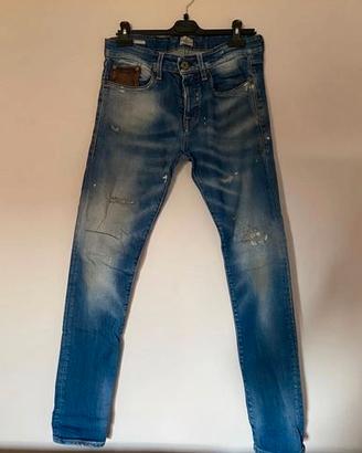 Jeans slim con trattamento stonewash