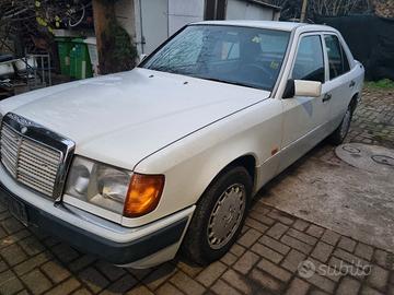 mercedes w124 200E demolita per ricambi 