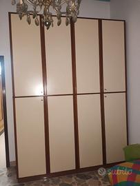 Armadio in legno di grandi dimensioni