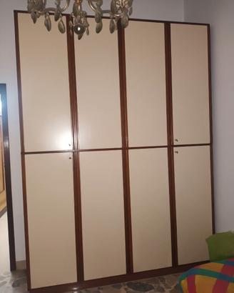 Armadio in legno di grandi dimensioni