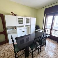 Tavolo sedie dispensa mobile soggiorno