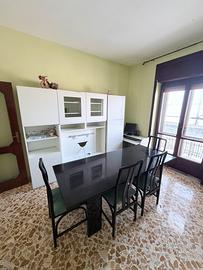 Tavolo sedie dispensa mobile soggiorno