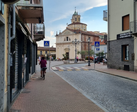 Pizzeria con forno a legna e laboratorio