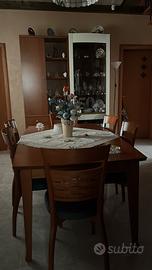 Parete, tavolo e sedie
